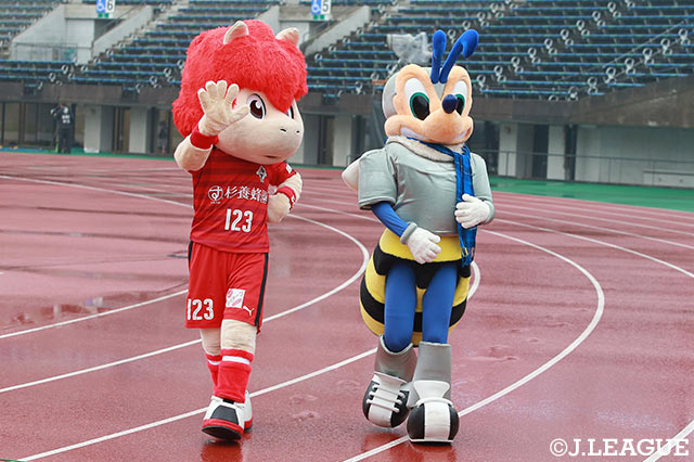 普段はライバルのロアッソくんがアビーくんの応援に駆け付けた！福岡にとってはこれ以上ない援護射撃に【Ｊ１昇格プレーオフ 準決勝 福岡vs東京Ｖ】 