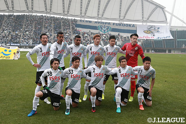 東京Ｖのスターティングイレブン。背後のメインスタンドは福岡のファンで埋まった完全アウェイのなかで試合は開始【Ｊ１昇格プレーオフ 準決勝 福岡vs東京Ｖ】 