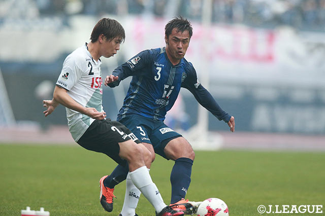 安西 幸輝（東京Ｖ）と駒野 友一（福岡）がサイドで激突。期待の若手と歴戦の兵が火花を散らす【Ｊ１昇格プレーオフ 準決勝 福岡vs東京Ｖ】 