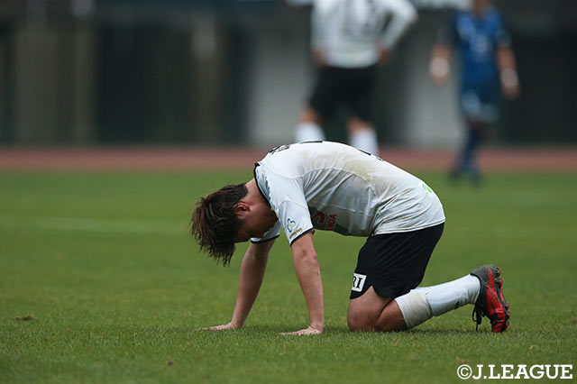 0-1で敗れピッチに崩れ落ちる東京Ｖの選手たち。リーグ戦の快進撃を昇格へとつなげることはできず…【Ｊ１昇格プレーオフ 準決勝 福岡vs東京Ｖ】 