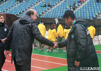 試合後に握手を交わす東京Ｖのロティーナ監督と福岡の井原 正巳監督。知将同士の駆け引きは井原監督に軍配【Ｊ１昇格プレーオフ 準決勝 福岡vs東京Ｖ】 