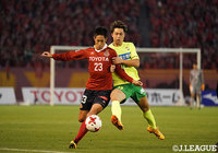 ライン際でボールキープする青木 亮太。今季最も成長した選手の一人は、この日は2得点に絡む活躍【Ｊ１昇格プレーオフ 準決勝 名古屋vs千葉】