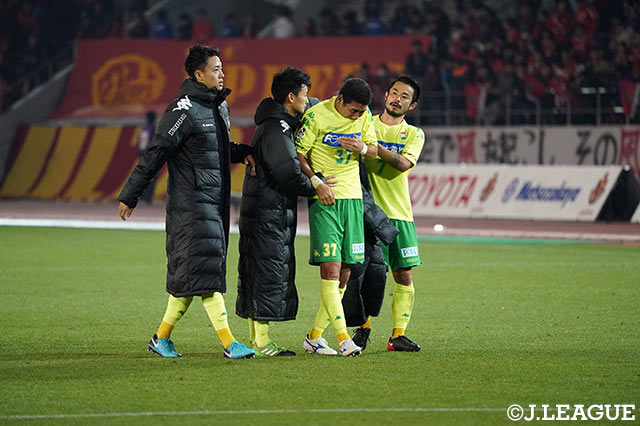 敗戦に涙を流すキム ボムヨンを、チームメイトたちが慰める【Ｊ１昇格プレーオフ 準決勝 名古屋vs千葉】