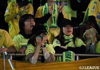 Ｊ１昇格の夢が潰え、涙を流す千葉のサポーター。それでも来季でのリベンジを胸に声援を送り続けた【Ｊ１昇格プレーオフ 準決勝 名古屋vs千葉】