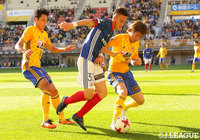 囲まれながらも突破を図るイッペイ シノヅカ（横浜FM）【明治安田Ｊ１ 第33節 仙台vs横浜FM】