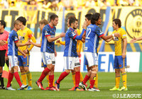 お互いの健闘を称え合う仙台と横浜FMの選手達【明治安田Ｊ１ 第33節 仙台vs横浜FM】