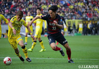 果敢にドリブルを仕掛ける金崎 夢生（鹿島）【明治安田Ｊ１ 第33節 鹿島vs柏】