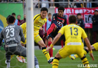 積極的にシュートを放つレアンドロ（鹿島）【明治安田Ｊ１ 第33節 鹿島vs柏】