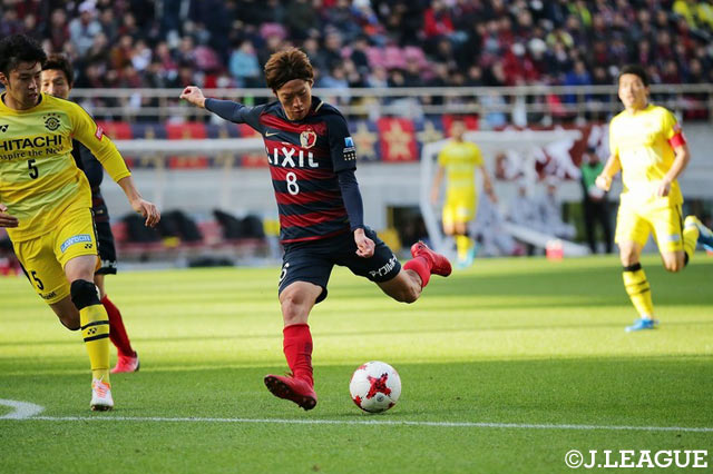 左足でゴールを狙う土居 聖真（鹿島）【明治安田Ｊ１ 第33節 鹿島vs柏】