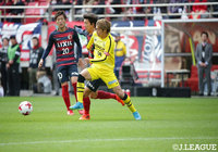 マークを付かれながらもドリブル突破を図る柏の伊東 純也【明治安田Ｊ１ 第33節 鹿島vs柏】