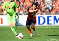 途中交代で出場した大前 元紀（大宮）は積極的に攻めに出る【明治安田Ｊ１ 第33節 大宮vs甲府】