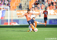 激しいチャージを受けるマテウス（大宮）【明治安田Ｊ１ 第33節 大宮vs甲府】