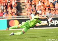 しっかりとボールをセービングする河田 晃兵（甲府）【明治安田Ｊ１ 第33節 大宮vs甲府】