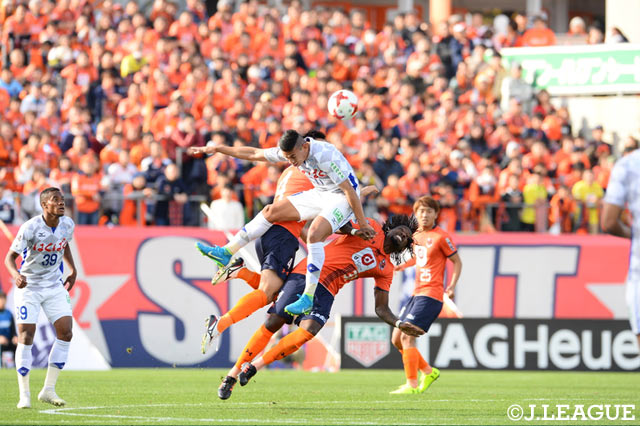 大宮と甲府の両選手が空中戦で激しく競り合う【明治安田Ｊ１ 第33節 大宮vs甲府】