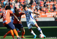 2人のマークを受けながらもボールをキープするドゥドゥ（甲府）【明治安田Ｊ１ 第33節 大宮vs甲府】