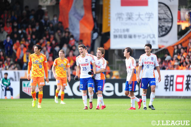 試合終了直前、途中交代の酒井 宣福（新潟）が逆転ゴールを決めた【明治安田Ｊ１ 第33節 清水vs新潟】