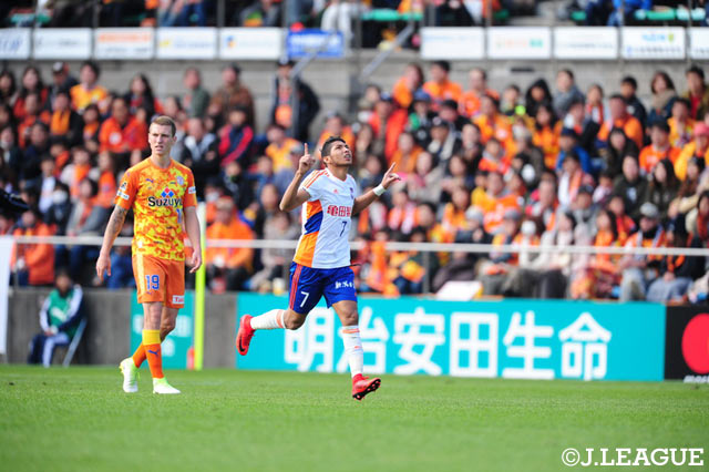 ゴールを決め天に祈りを捧げるホニ（新潟）【明治安田Ｊ１ 第33節 清水vs新潟】