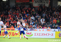 加藤 大（新潟）が同点ゴールを挙げチームメイトに祝福される【明治安田Ｊ１ 第33節 清水vs新潟】