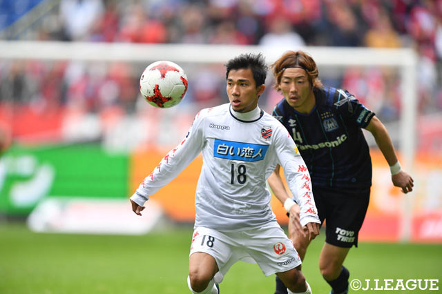 細かいボールタッチでディフェンスを翻弄するチャナティップ（札幌）【明治安田Ｊ１ 第33節 Ｇ大阪vs札幌】