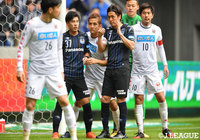 ゴール前で遠藤 保仁（Ｇ大阪）や稲本 潤一（札幌）らがポジションを奪い合う【明治安田Ｊ１ 第33節 Ｇ大阪vs札幌】