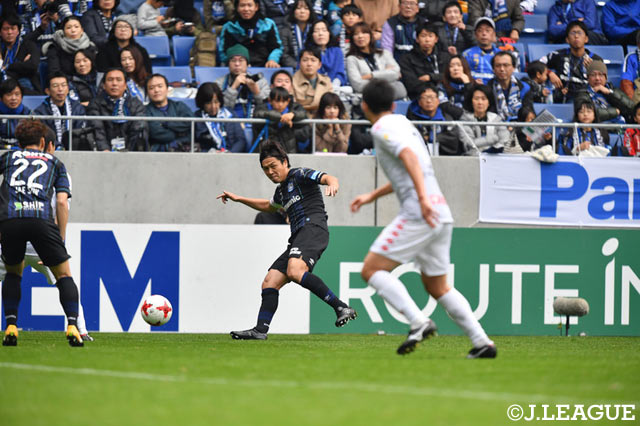 遠藤 保仁（Ｇ大阪）は正確なパスでチームにリズムをもたらした【明治安田Ｊ１ 第33節 Ｇ大阪vs札幌】