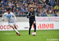 ドリブルをしながらパスコースを探す倉田 秋（Ｇ大阪）【明治安田Ｊ１ 第33節 Ｇ大阪vs札幌】