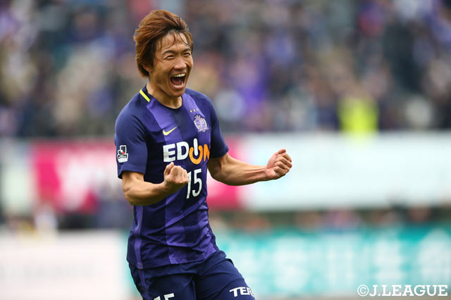 チーム2点目を決め、喜ぶ稲垣 祥（広島）【明治安田Ｊ１ 第33節 広島vsFC東京】