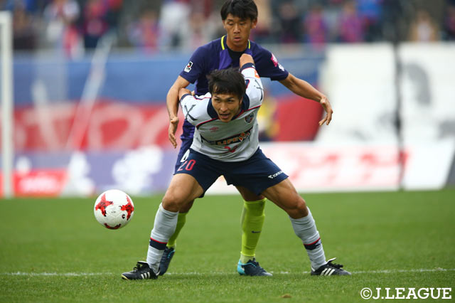 水本 裕貴（広島）にマークを付かれながらボールキープする前田 遼一（FC東京）【明治安田Ｊ１ 第33節 広島vsFC東京】