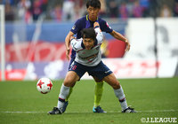 水本 裕貴（広島）にマークを付かれながらボールキープする前田 遼一（FC東京）【明治安田Ｊ１ 第33節 広島vsFC東京】