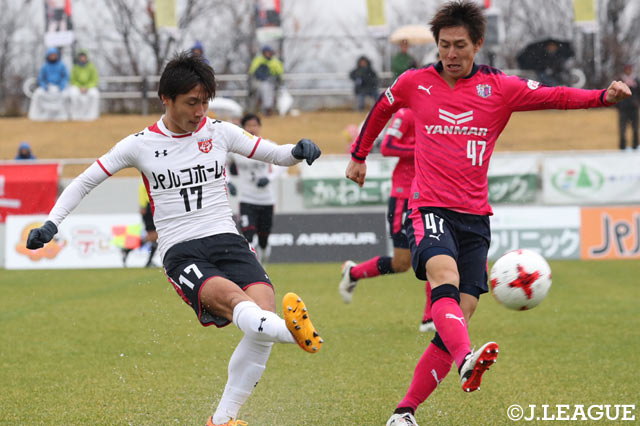 56分、Ｃ大23の米澤 令衣（右）が先制ゴールを決め、チームを勢いに乗せる【明治安田Ｊ３ 第33節 盛岡vsＣ大23】