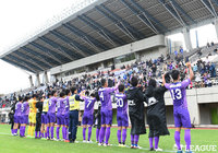 ホームでの勝利を共に喜ぶ藤枝の選手とサポーターたち【明治安田Ｊ３ 第33節 藤枝vs秋田】