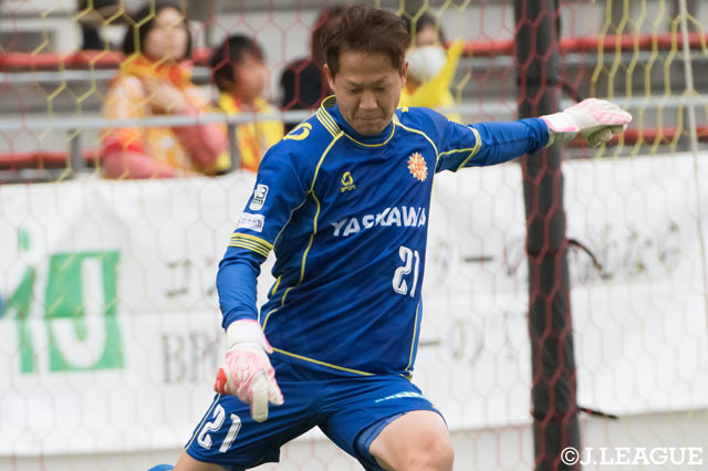 ホームサポーターの前で、ゴールを守り切ったGK高橋 拓也（北九州）【明治安田Ｊ３ 第33節 北九州vs沼津】