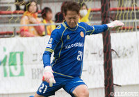 ホームサポーターの前で、ゴールを守り切ったGK高橋 拓也（北九州）【明治安田Ｊ３ 第33節 北九州vs沼津】