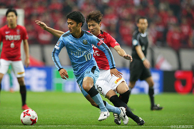 中盤でマッチアップし、火花を散らした大島 僚太（川崎Ｆ）と長澤 和輝（浦和）【明治安田Ｊ１ 第33節 浦和vs川崎Ｆ】
