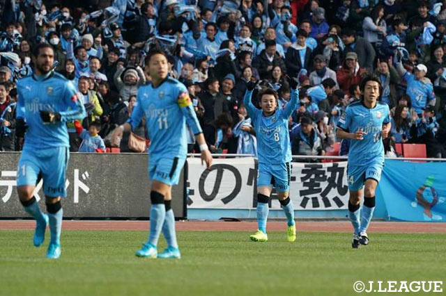 先制点を挙げ、観客の声援に応える阿部 浩之（川崎Ｆ）【明治安田Ｊ１ 第34節 川崎Ｆvs大宮】