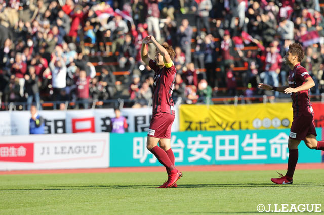 先制ゴールを決め、観客席にハートマークを送る渡邉 千真（神戸）【明治安田Ｊ１ 第34節 神戸vs清水】