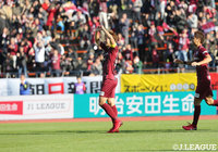 先制ゴールを決め、観客席にハートマークを送る渡邉 千真（神戸）【明治安田Ｊ１ 第34節 神戸vs清水】