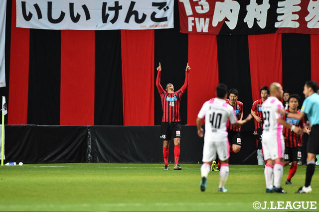 天に祈りを捧げ、先制ゴールを喜ぶジェイ（札幌）【明治安田Ｊ１ 第34節 札幌vs鳥栖】