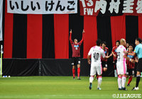 天に祈りを捧げ、先制ゴールを喜ぶジェイ(札幌)【明治安田J1 第34節 札幌vs鳥栖】