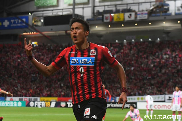 追加点を決め、観客席に走り寄る都倉 賢（札幌）【明治安田Ｊ１ 第34節 札幌vs鳥栖】
