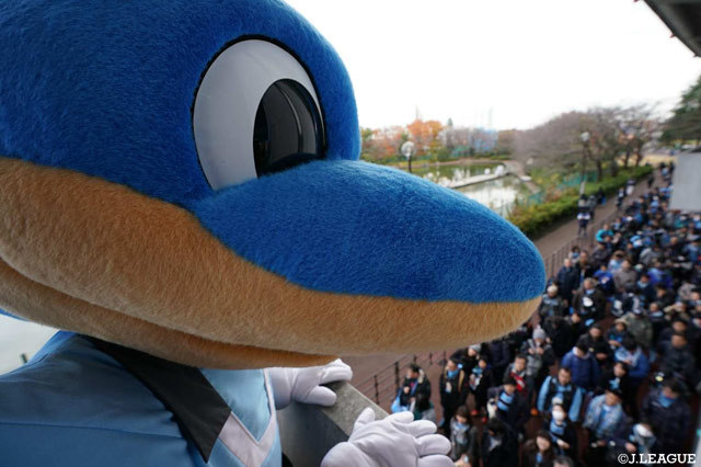 サポーターを見守るふろん太くん、今日の勝利を一緒に見届けるぞ！【明治安田Ｊ１ 第34節 川崎Ｆvs大宮】