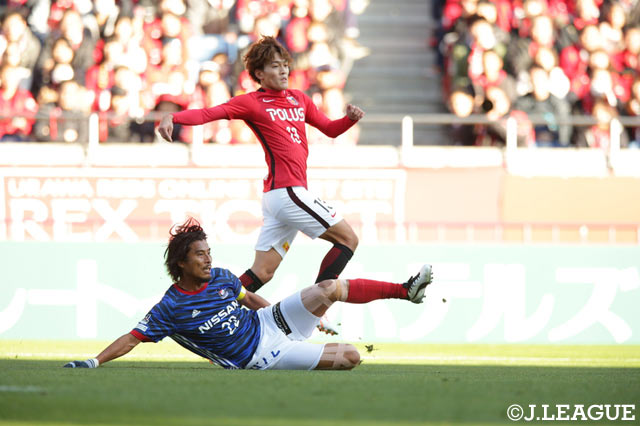 高木 俊幸（浦和）の突破に対し、決死のディフェンスをする中澤 佑二（横浜FM）【明治安田Ｊ１ 第34節 浦和vs横浜FM】