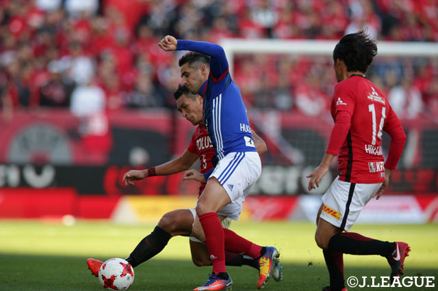 ホームの浦和は槙野 智章らのディフェンスで横浜FMの攻撃を耐え忍ぶ【明治安田Ｊ１ 第34節 浦和vs横浜FM】