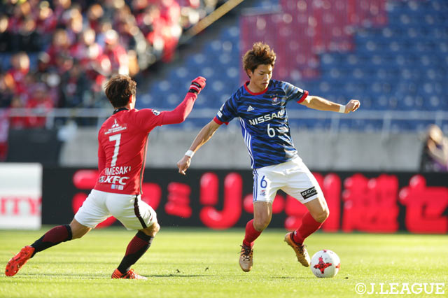 扇原 貴宏（横浜FM）にプレスをする梅崎 司（浦和）【明治安田Ｊ１ 第34節 浦和vs横浜FM】