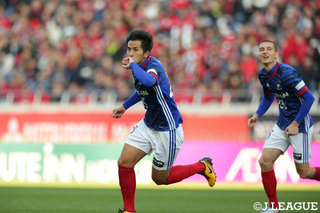 待望の先制点を挙げ、左手にキスをするパフォーマンスをする前田 直輝（横浜FM）【明治安田Ｊ１ 第34節 浦和vs横浜FM】