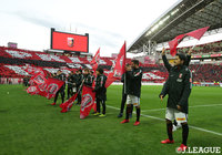 最終節ホームでサポーターにあいさつする浦和の選手・スタッフたち【明治安田Ｊ１ 第34節 浦和vs横浜FM】