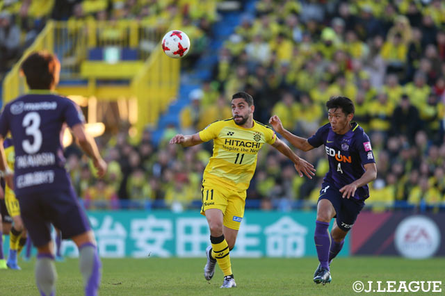 柏のディエゴ オリヴェイラ（中央）とマッチアップする広島の水本 裕貴（右）【明治安田Ｊ１ 第34節 柏vs広島】