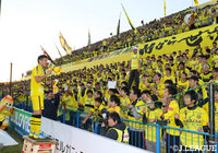 サポーターに最終節の勝利を報告するキャプテンの大谷 秀和（柏）【明治安田Ｊ１ 第34節 柏vs広島】