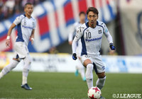 鋭いパスでチャンスを演出する倉田 秋（Ｇ大阪）【明治安田Ｊ１ 第34節 FC東京vsＧ大阪】