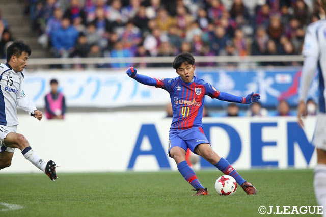 途中出場の久保 建英は果敢にシュートを放つ（FC東京）【明治安田Ｊ１ 第34節 FC東京vsＧ大阪】